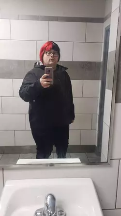 SplitHairGothTrannyIRL.webp SplitHairGothTrannyIRL.webp