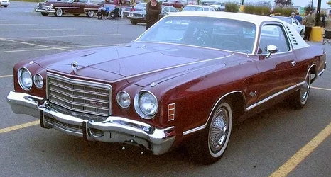 800px-'75_Dodge_Charger_(Les_chauds_vendredis_'11).JPG