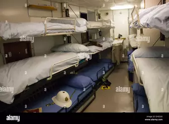 crew-sleeping-quarters-on-the-royal-yacht-britannia-edinburgh-scotland-DHEEE0.webp