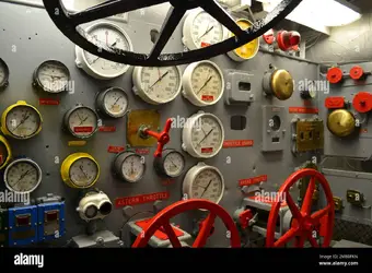 switches-and-dials-inside-the-uss-lexington-control-room-corpus-christi-texas-2M80FKN.jpg