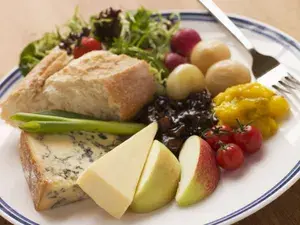 Ploughmans-lunch-traditional-British-meal.webp