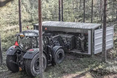 Valtra_N174_tractor_delivering_supplies_to_Finnish_troops_in_the_field_in_containers-1200x800.jpg